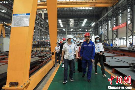 四川成都 海外華文媒體探訪裝配式建筑 智慧工廠